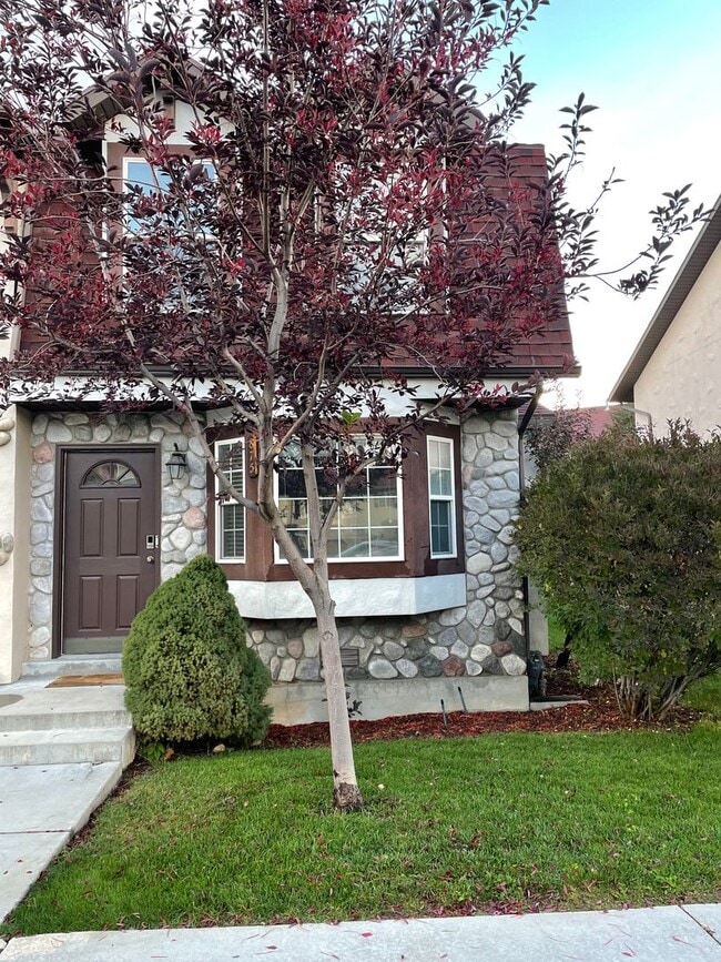 Building Photo - CHARMING HAMLET TOWNHOME