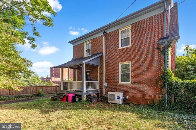 Building Photo - 420 W Cork St