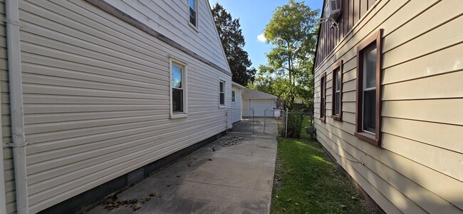 Building Photo - 4924 Hipp St
