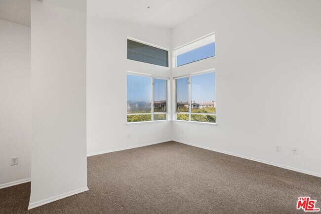 Building Photo - 6400 Crescent Prk E