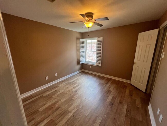 Building Photo - 1155 Enclave Square E