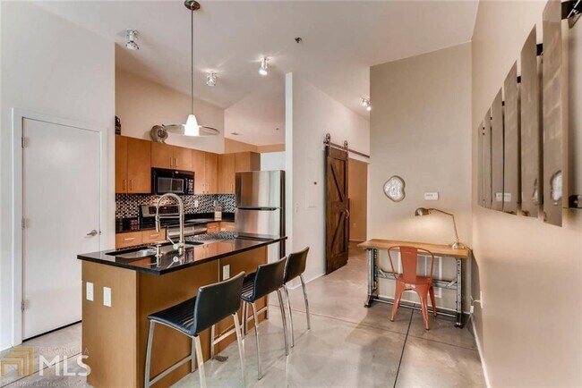 Building Photo - 560 Dutch Valley Rd NE