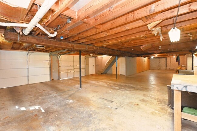 Building Photo - **ONE-SIDE-OF-A-DUPLEX HOME MINUTES FROM NASHVILLE WEST AND DOWNTOWN WITH A GORGEOUS LARGE YARD**