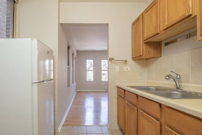 Building Photo - 5511 N Kenmore Ave