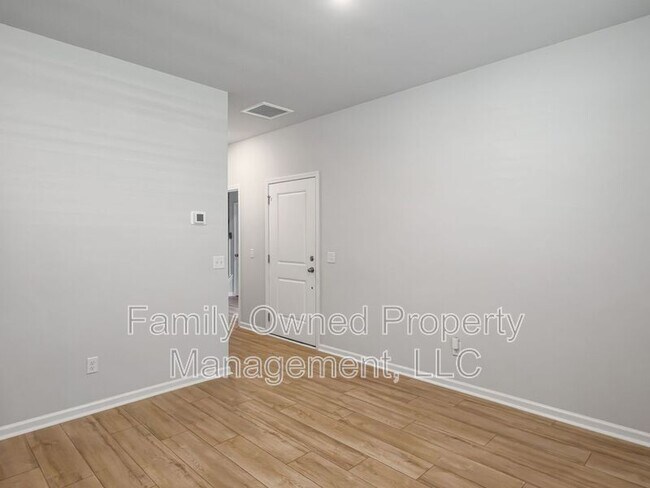 Building Photo - 2048 Longhorn Ln