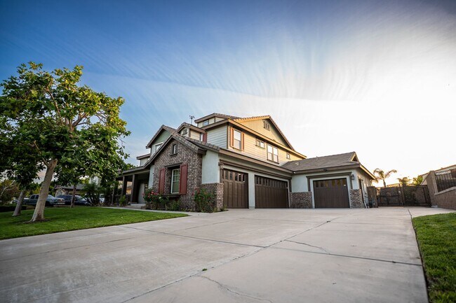 Building Photo - Exceptional estate Located In the highly desirable College Park Community.