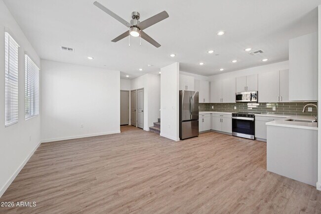 Building Photo - 2125 E Voltaire Ave