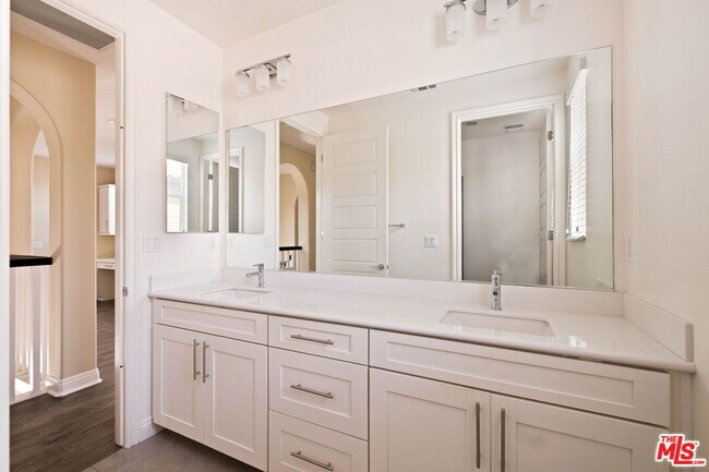 Building Photo - 5929 Spelthorne Ln