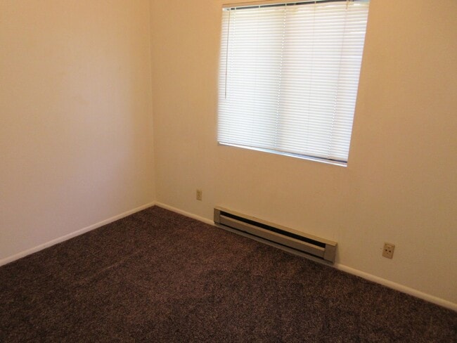 Building Photo - 2 bedroom, 1.5 bathroom, 2 condo near SUU