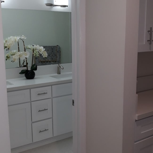 Generous bathroom - 4727 W 147th St