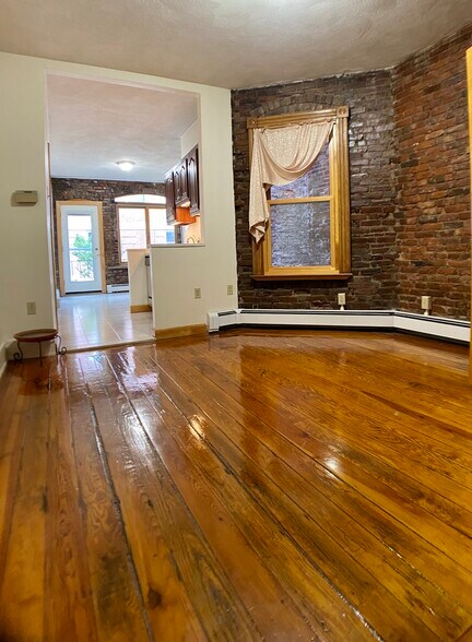 Building Photo - 69 Baldwin St