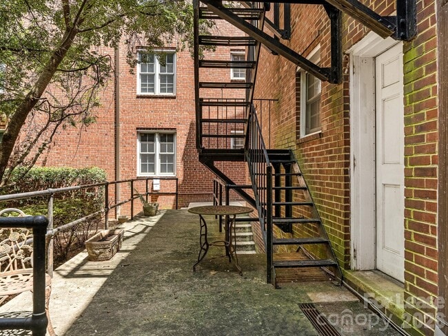 Building Photo - 924 Monticello Terrace