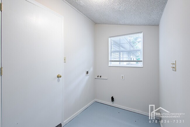 Building Photo - 1006 Hampton Ct NW