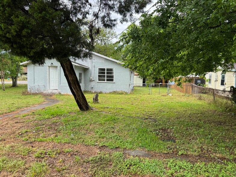 Building Photo - 605 Center Ave