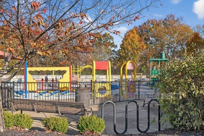 Building Photo - 1111 Ridgeway Dr