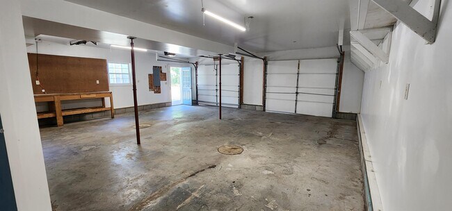 Building Photo - 226 N High Bridge Rd