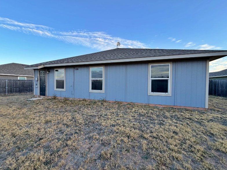 Building Photo - 7026 Phoenix Dr