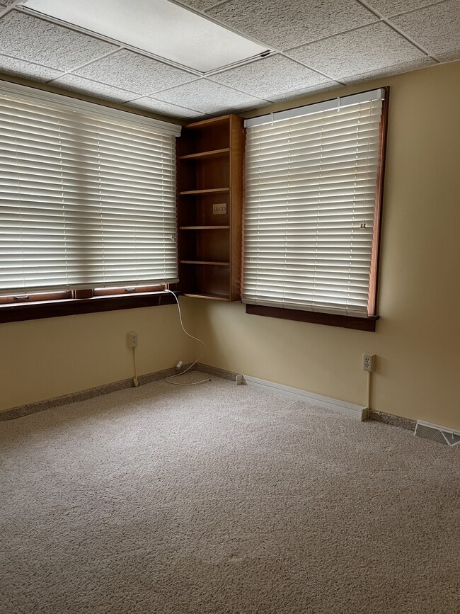 Building Photo - 115 E Broadway St