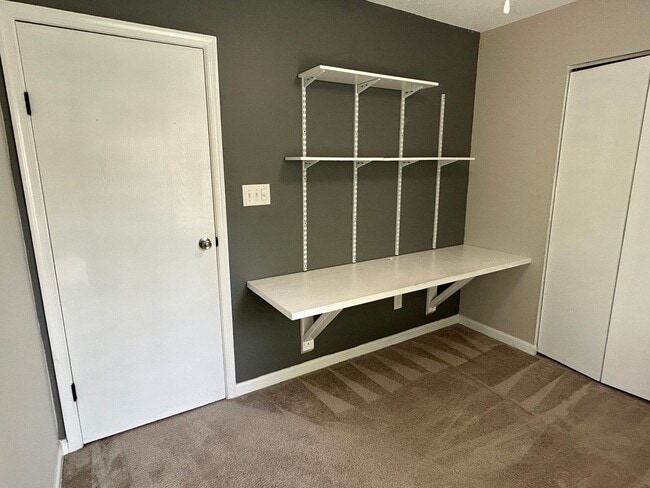 Building Photo - Wonderful 4 bed, 2.5 bath Single Family Ho...