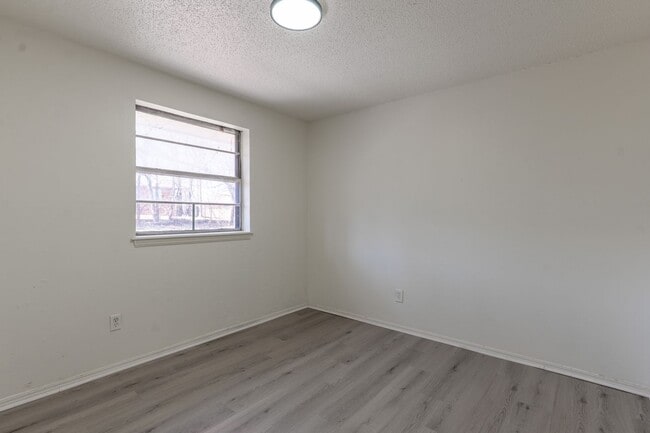 Building Photo - 5113 S Briarwood Dr