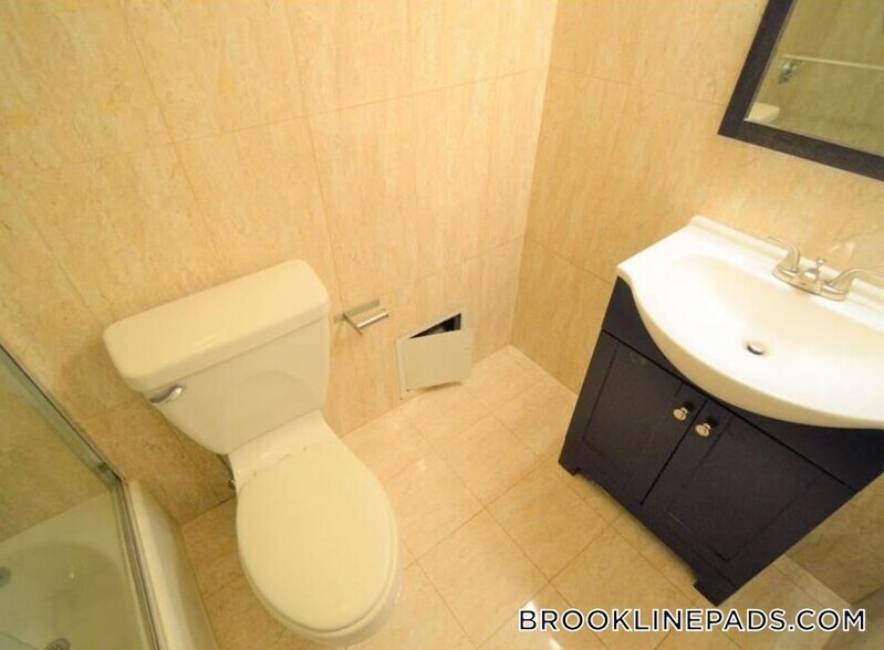 Building Photo - 73 Thatcher St