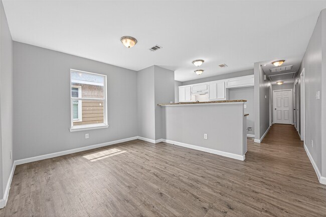 Building Photo - 7521 Dyer St