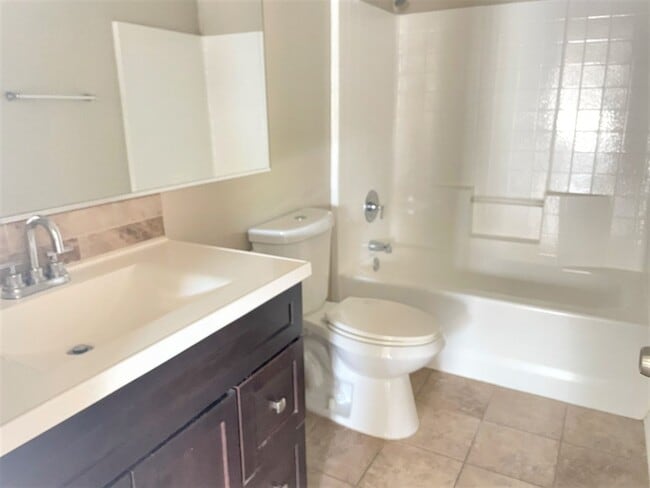 Building Photo - Holiday Move In Special!!