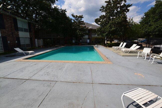 Building Photo - Gated Community!  2 bedroom, 2 bath Condo is excellent location off Jefferson Hwy