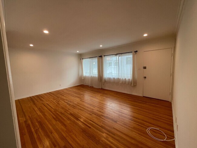 Building Photo - 1059-1059 S Genesee Ave