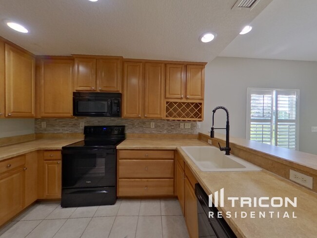 Building Photo - 582 Summer Breeze Dr N