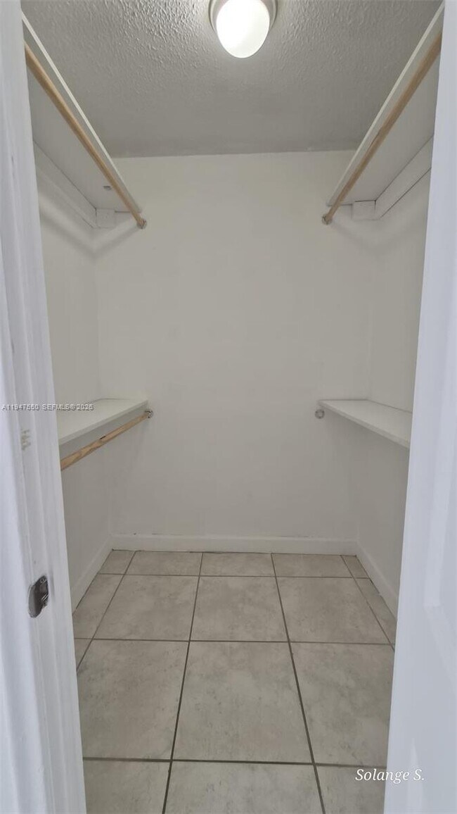 Building Photo - 2016 Bay Dr