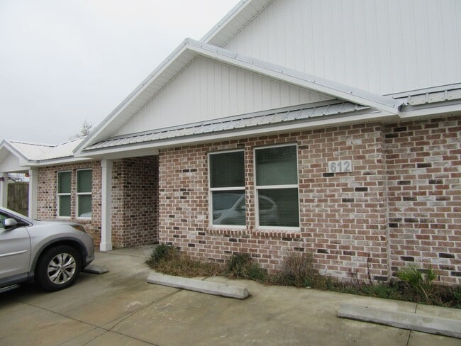 Building Photo - 612 Helen Ave