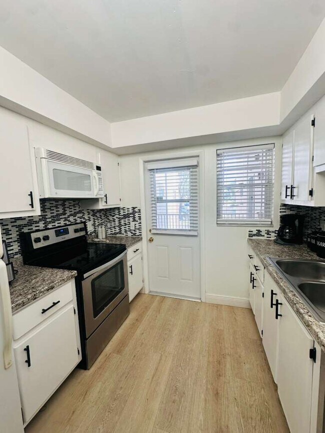 Building Photo - 2441 SW 82nd Ave