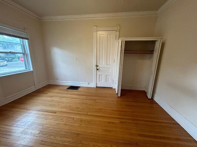 Building Photo - 319 N Pinckney St