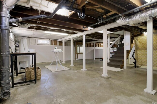 Building Photo - 245 Coombs St
