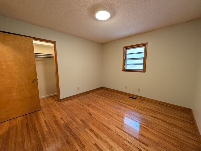 Building Photo - MOVE-IN READY! **Move-in Special**$500 off First full months rent