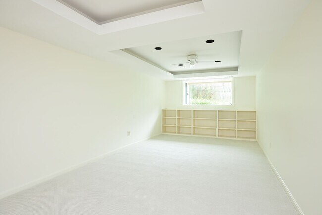 Building Photo - Sparkling and Spacious