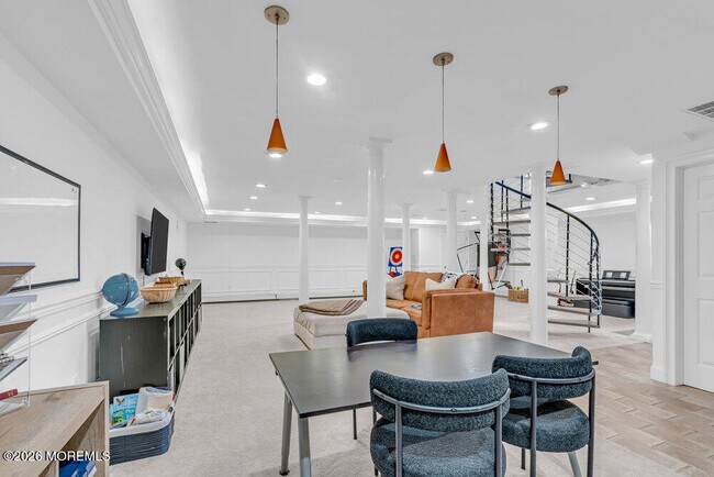 Building Photo - 17 Woods End Rd