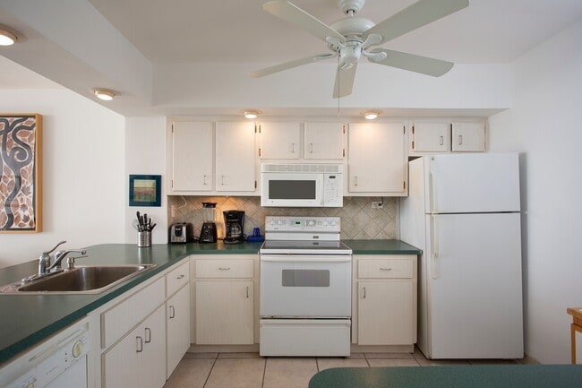 Building Photo - 2 Bedroom 1 Bathroom Furnished 5th Floor Direct Ocean View Condo: Available Now thru Nov 10th