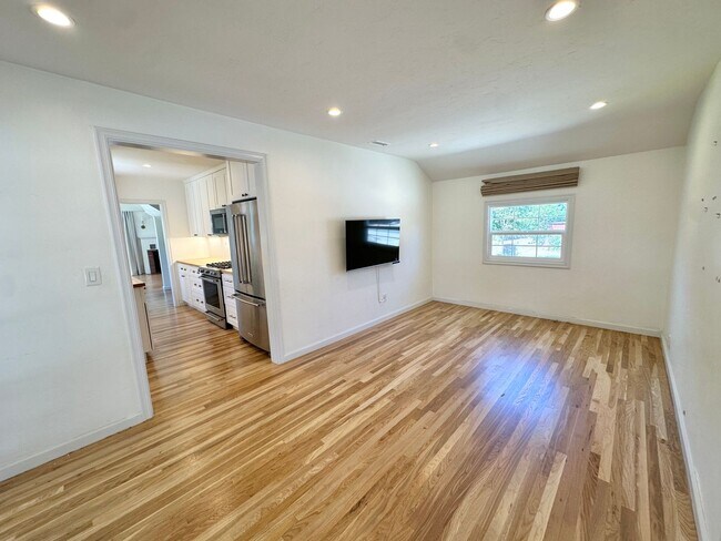 Building Photo - Bright & Modern Two-Story Home with Stunni...