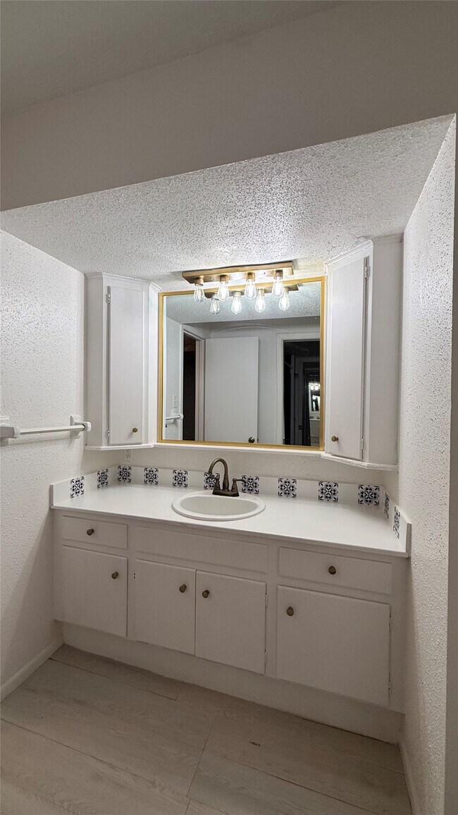 Building Photo - 2744 Briarhurst Dr