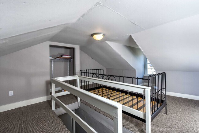 Building Photo - 4 bedroom in South Side