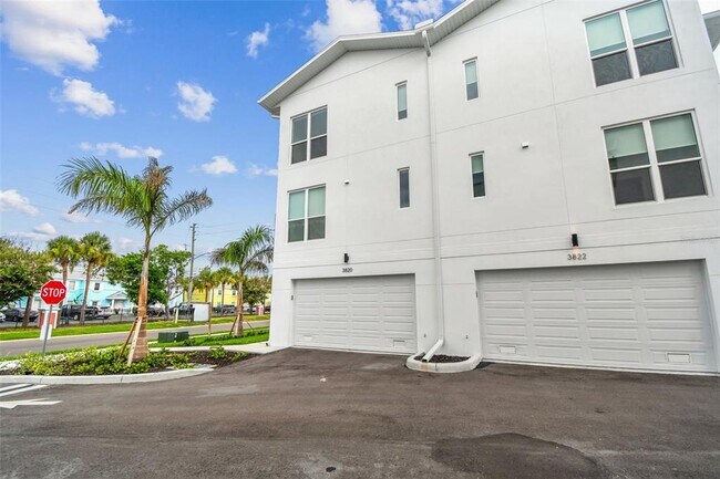 Building Photo - 3826 Pompano Dr SE