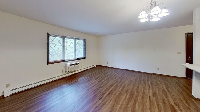 Building Photo - Upper Studio apartment Available SOON