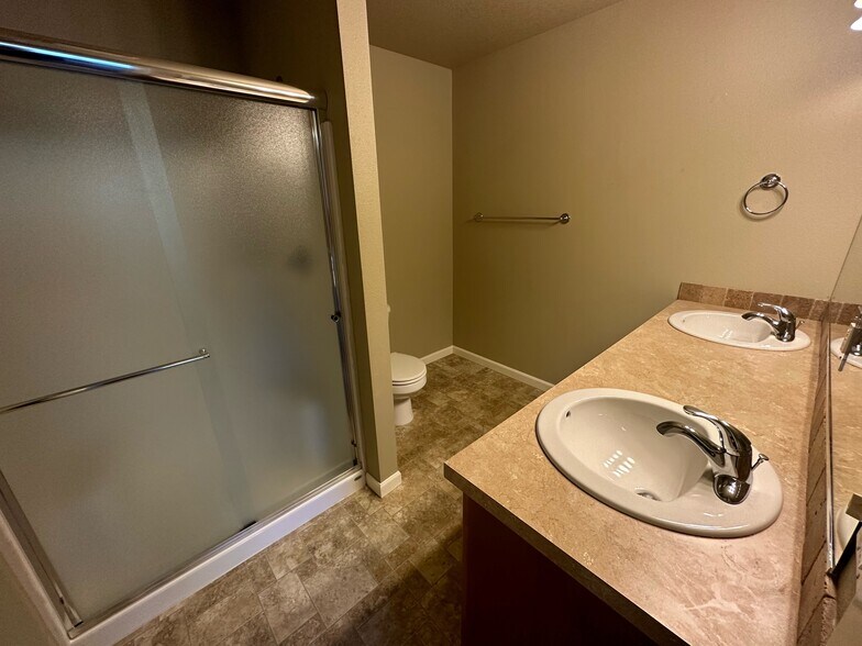 Master Bath - 1912 NW Kale Way