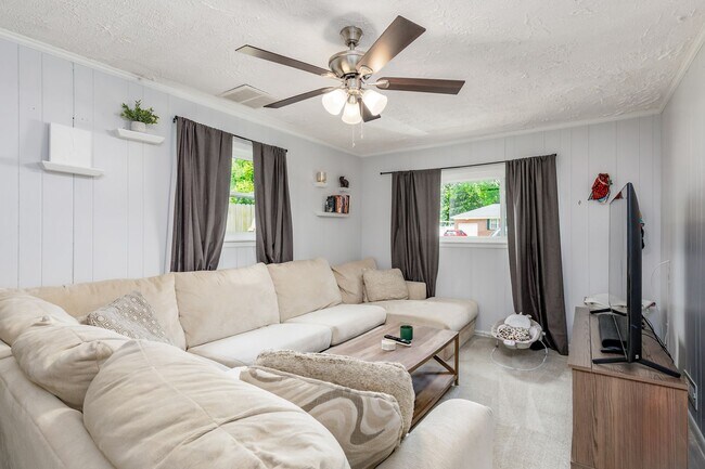 Building Photo - Charming 3-Bedroom Coastal Home in the Hea...