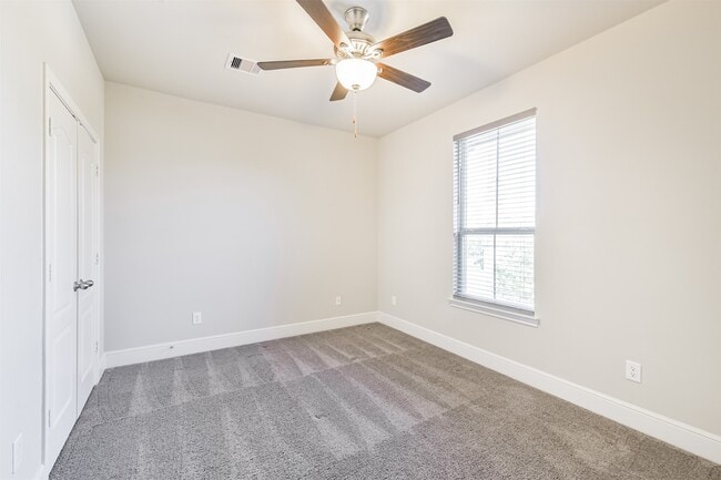 Building Photo - 210 Liatris Ct