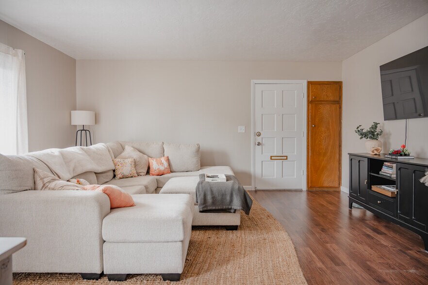 Building Photo - 340 Moss St