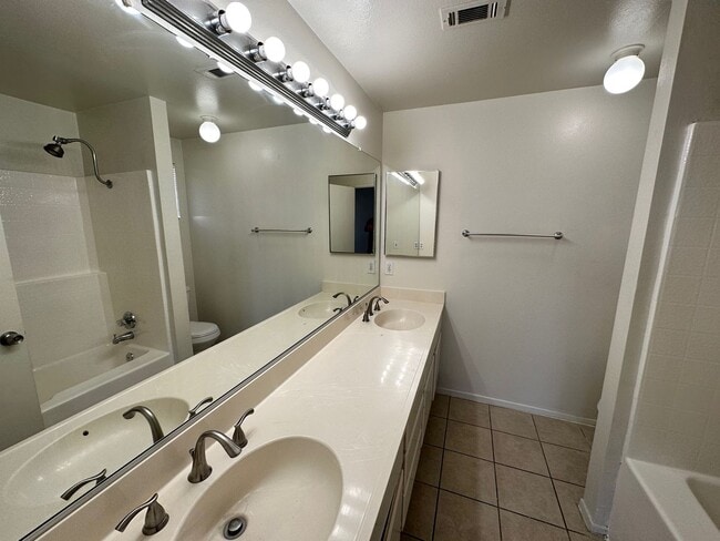 Building Photo - Cute 2-Bedroom Home for Rent with Large Backyard and in a cul-de-sac!