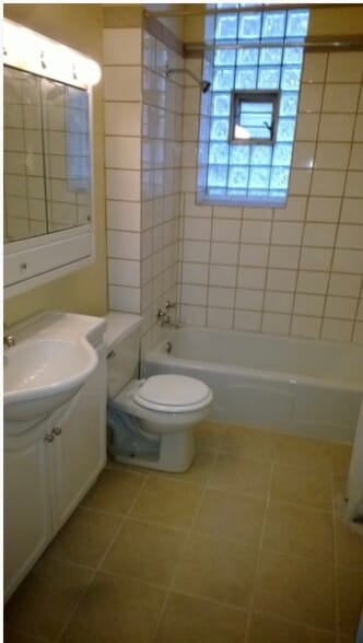 Building Photo - 1522 W Victoria St